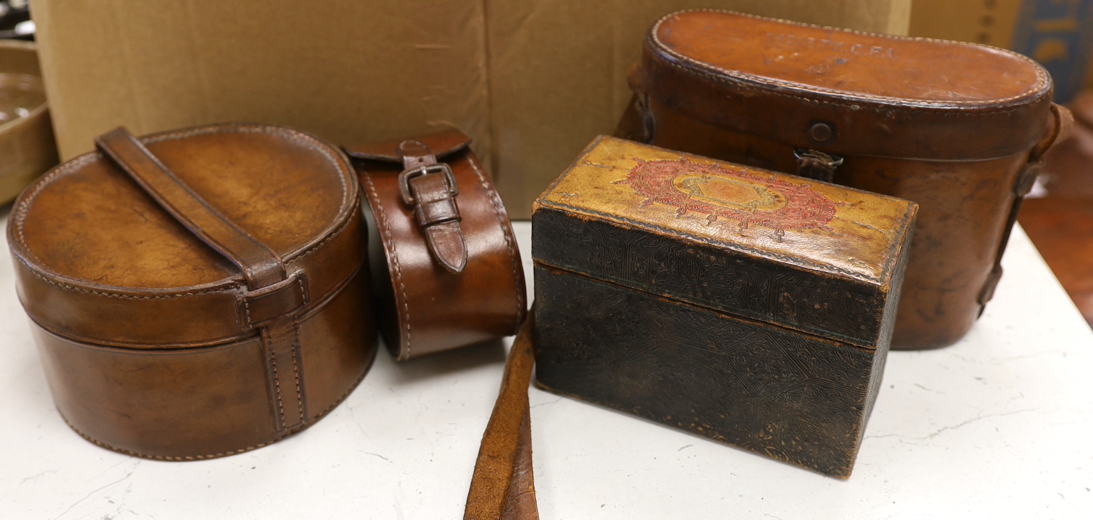 A quantity of mixed collectables to include a pair of Bausch and Lomb binoculars with Zeiss Prism Stereo 6x30 optics, a leather Gladstone bag, leather cutting scissors etc.